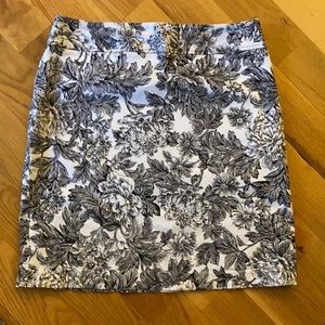 Flower print in black & white - size 8 - Rafaella brand